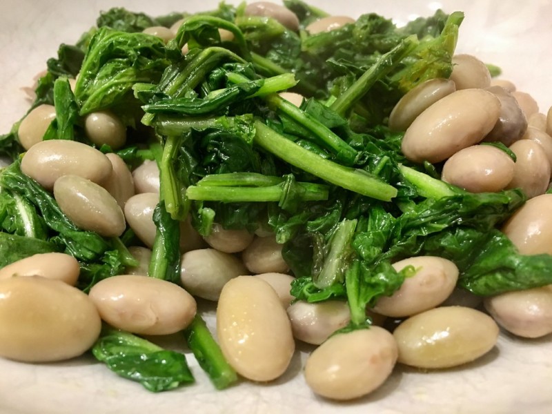 Spicy Kale with White Beans and Garlic