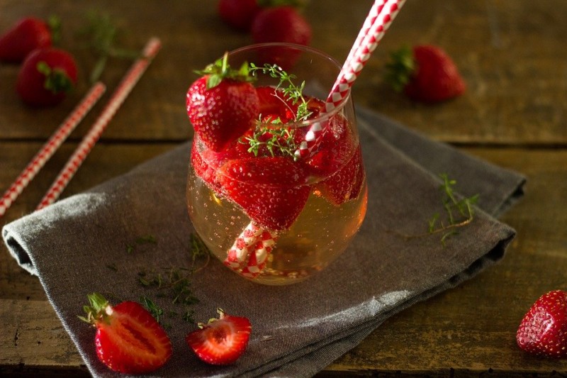 Strawberry Thyme Fizz Mocktail